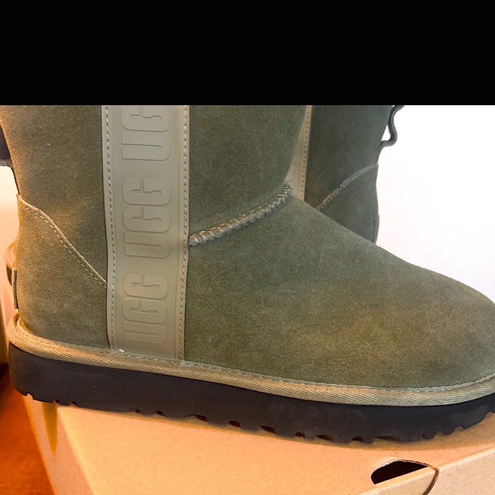 Ugg Classic Short Logo Boot